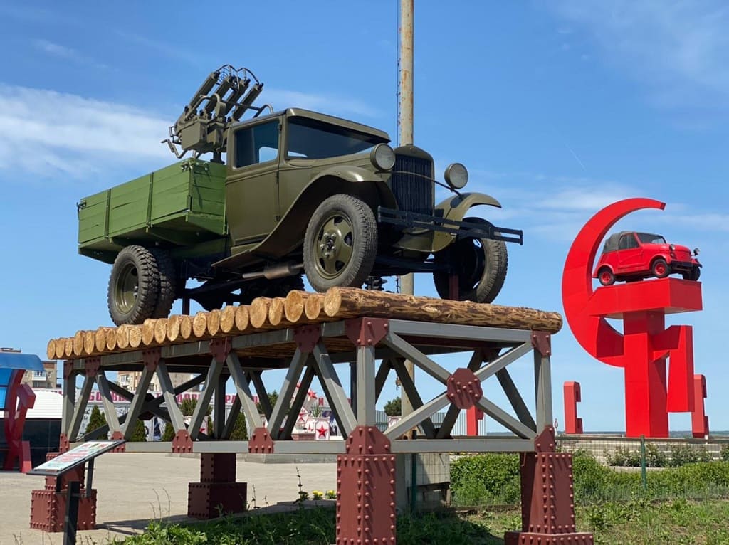 В Каменске-Шахтинском установили памятник военным шоферам