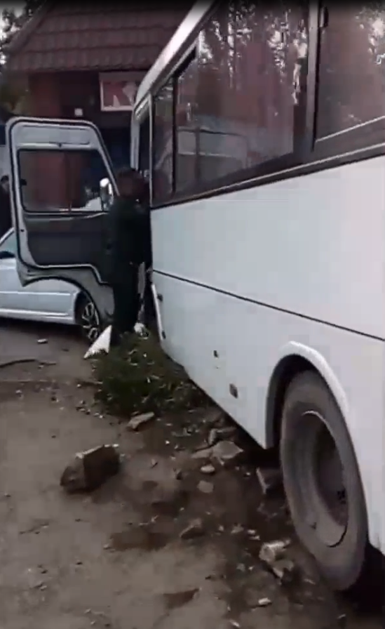 В Каменске-Шахтинском водитель микроавтобуса потерял сознание за рулем