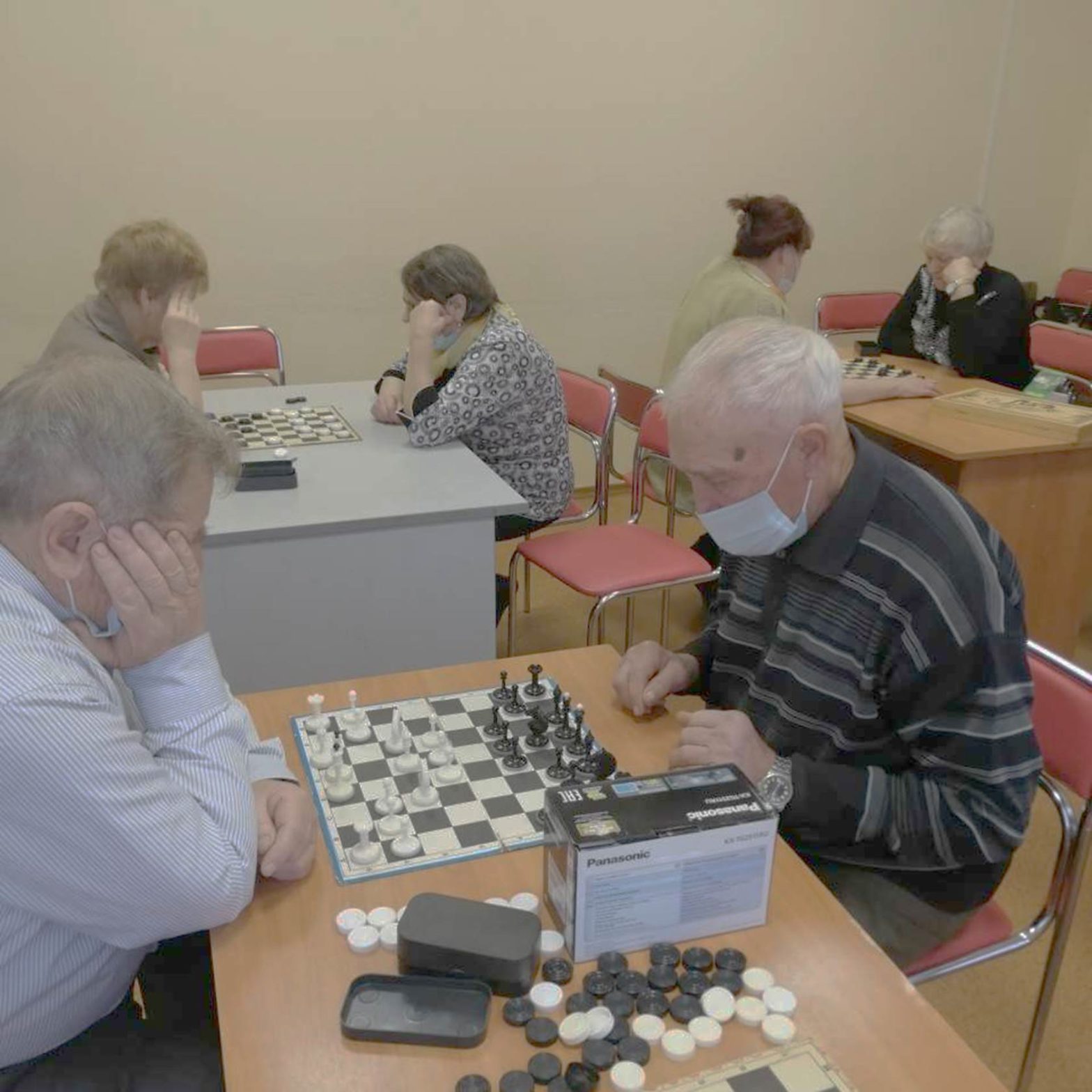 В Каменске прошли соревнования по шашкам, шахматам и дартсу