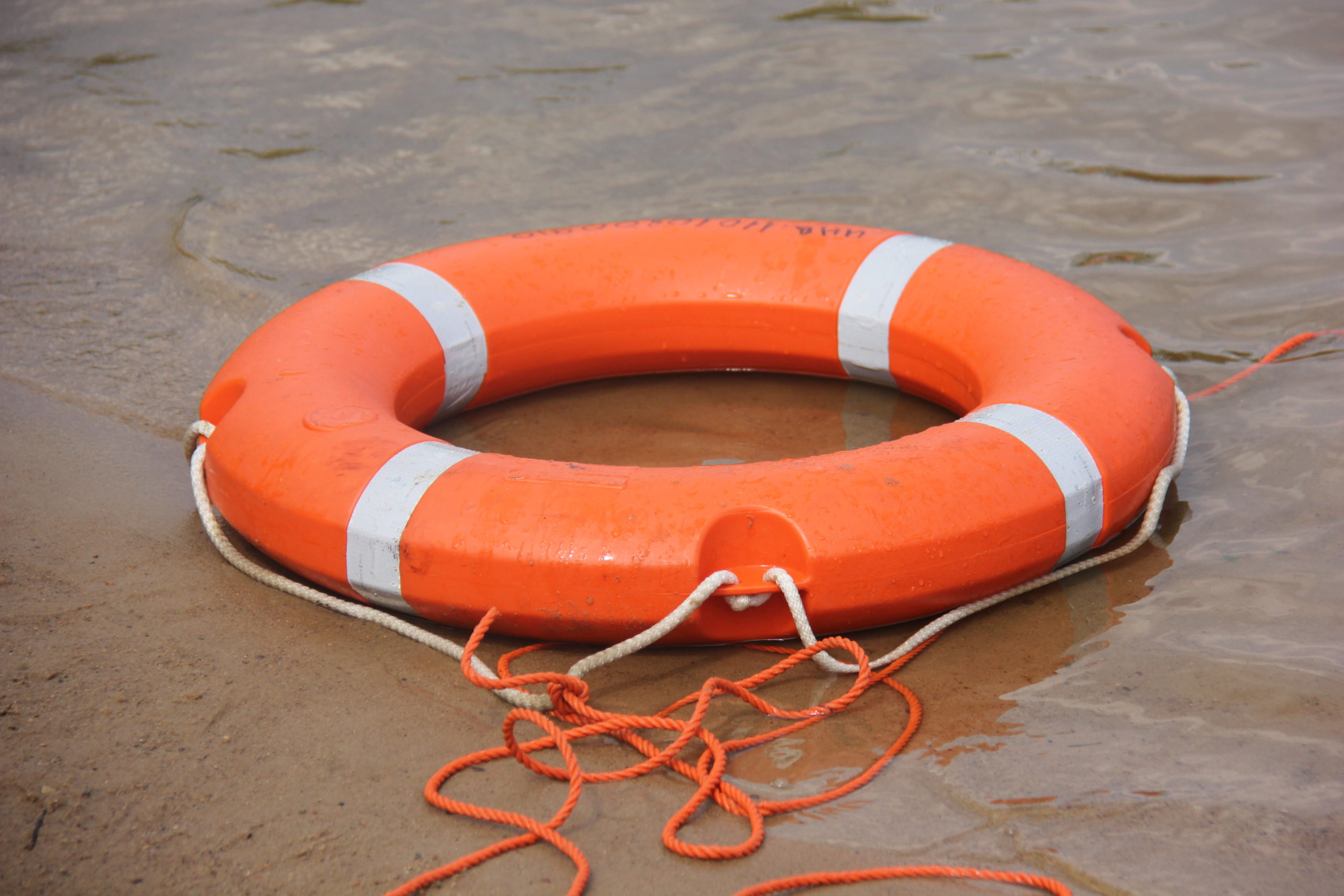 Казаки-спасатели, дежурящие на городских пляжах, приходят на помощь отдыхающим