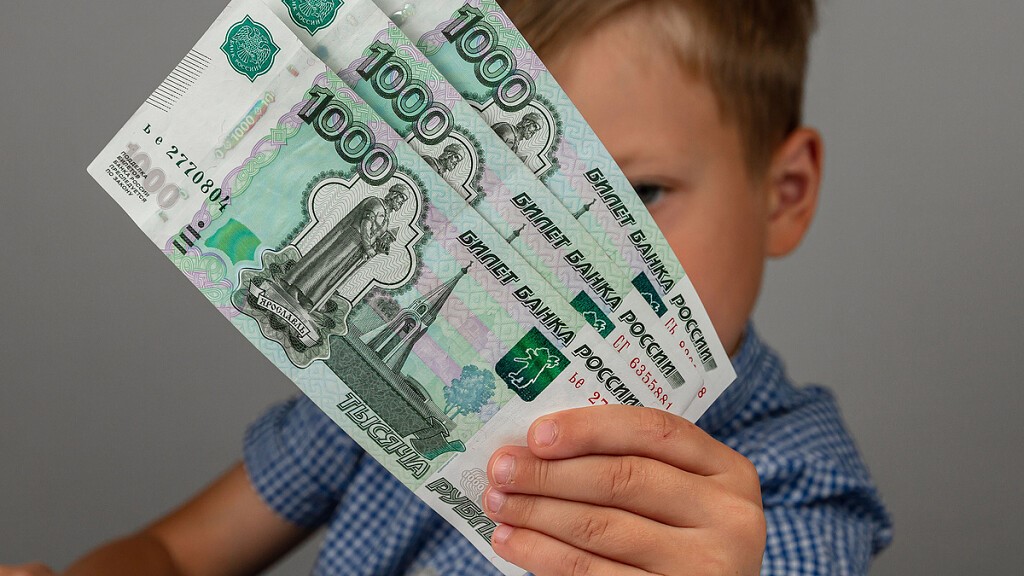 Выплата 10 тысяч рублей на школьников начнется в России с 16 августа, сообщил Минтруд
