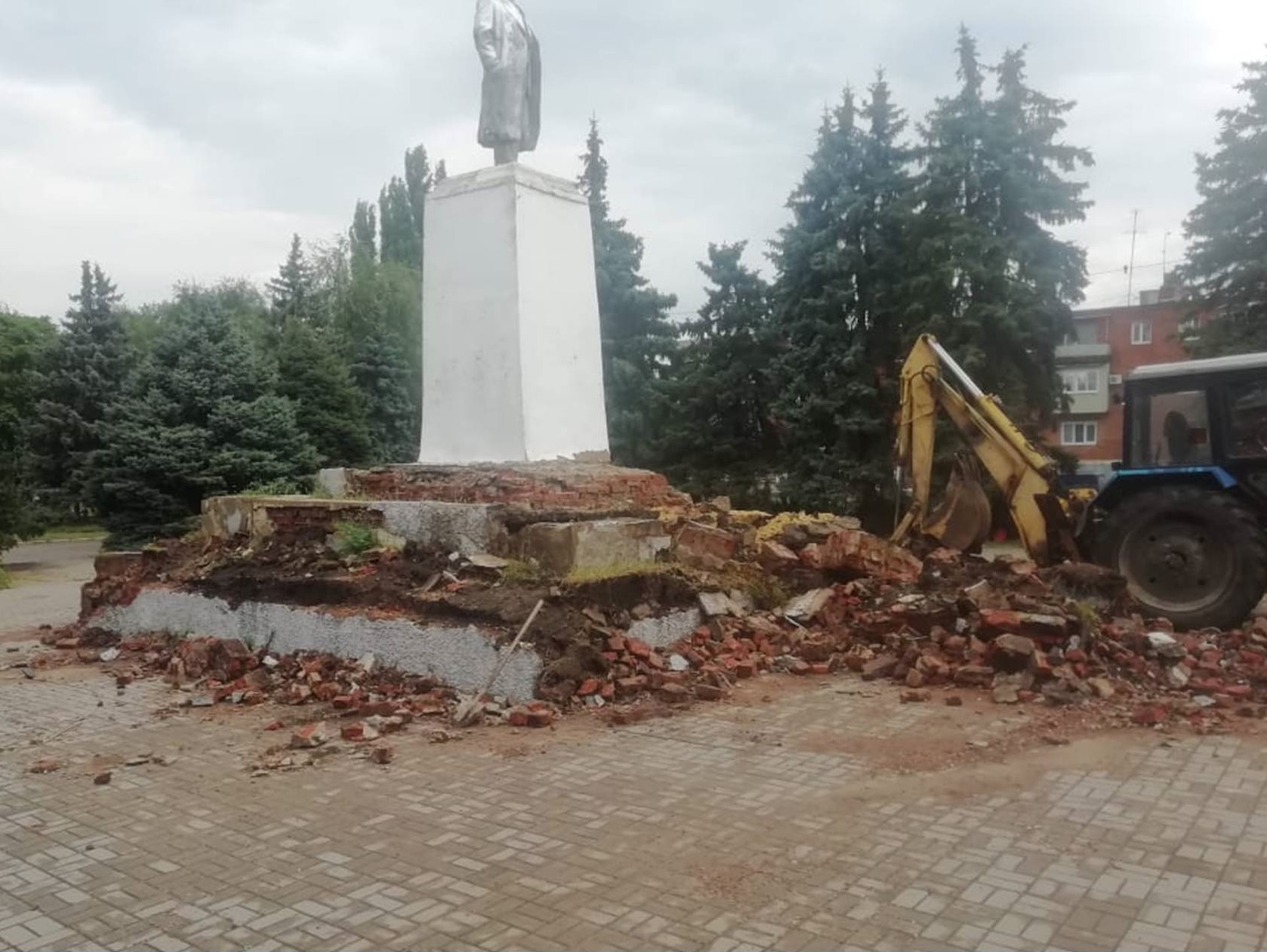 В микрорайоне Заводском приступили к ремонту памятника Ленину