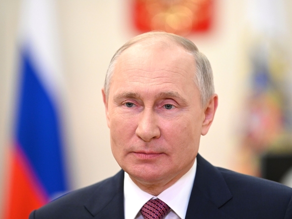 Путин перед выборами предложил выплатить всем военным и пенсионерам по 15 тыс. и по 10 тыс. рублей