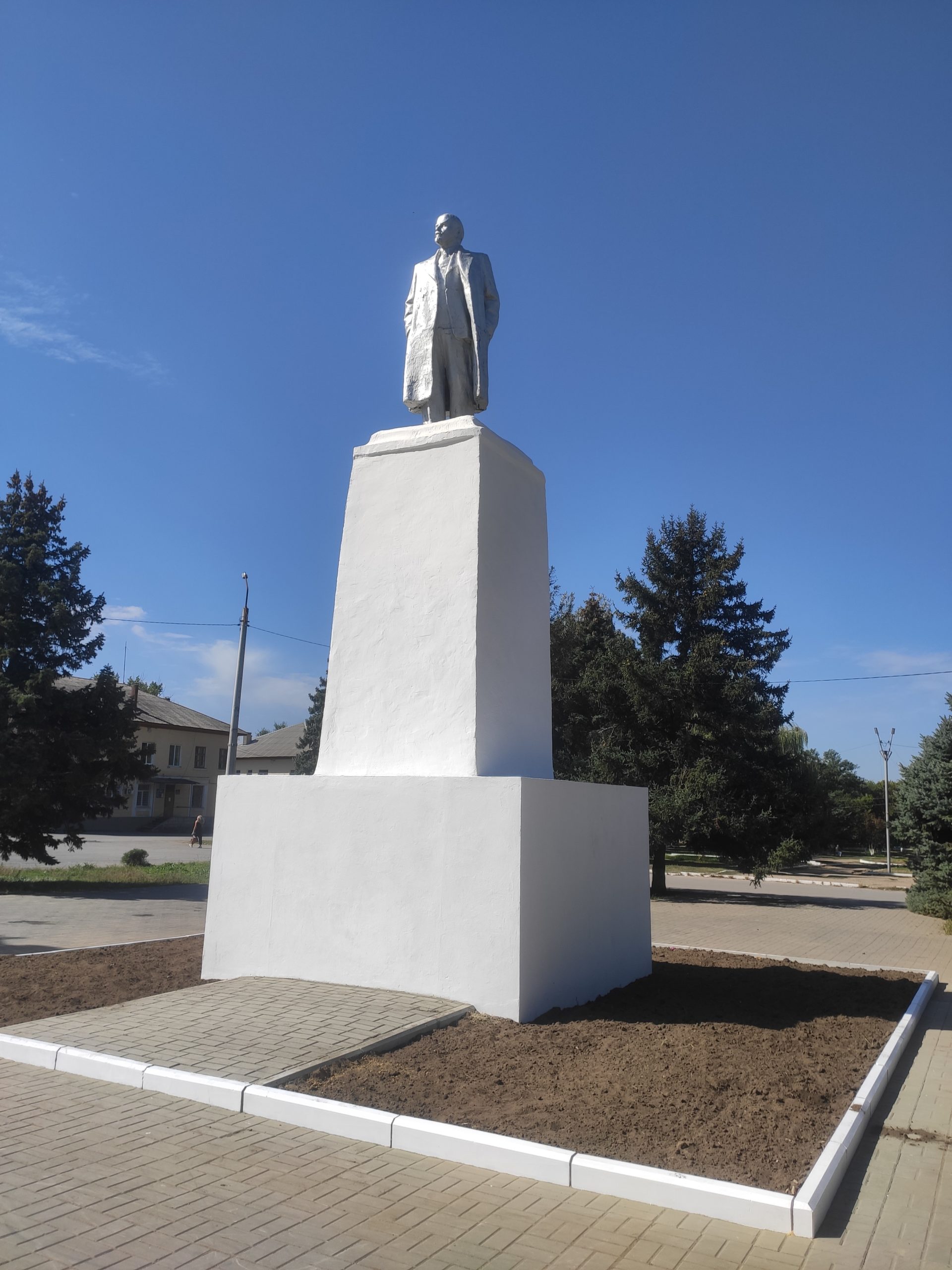 В микрорайоне Заводском отремонтировали памятник Ленину
