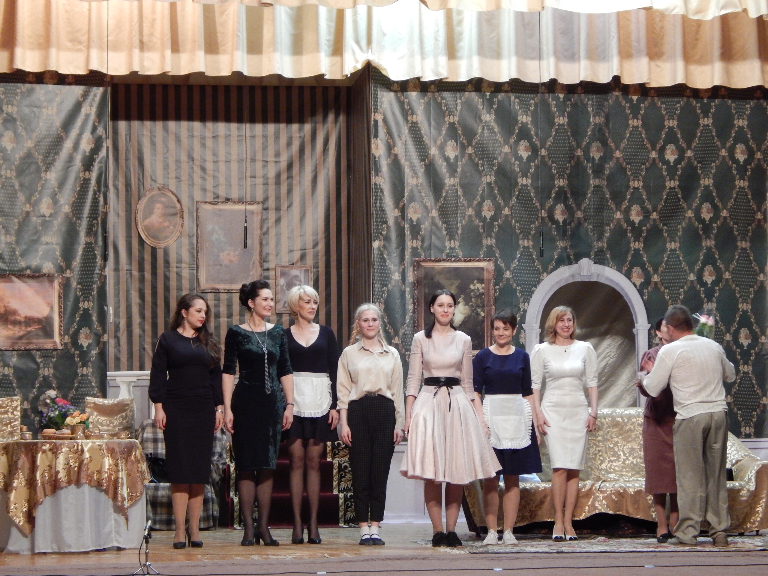 В Каменске-Шахтинском на сцене ДК им. Гагарина собрались «Восемь любящих женщин»