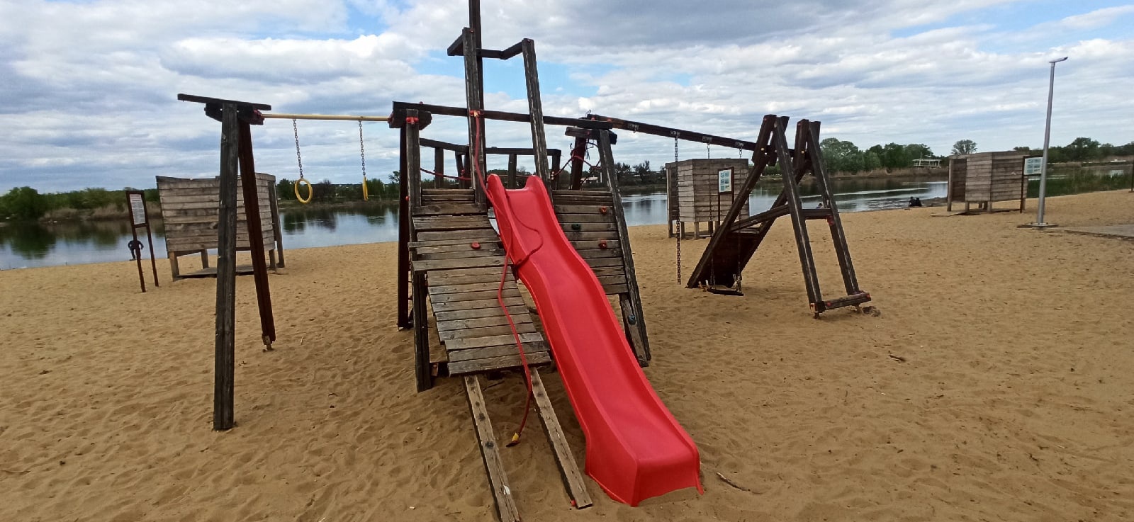 В Каменске признали неисправным детский игровой комплекс на пляже