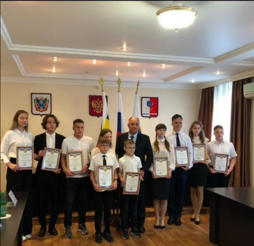 Глава администрации Каменска наградил победителей и призёров регионального уровня