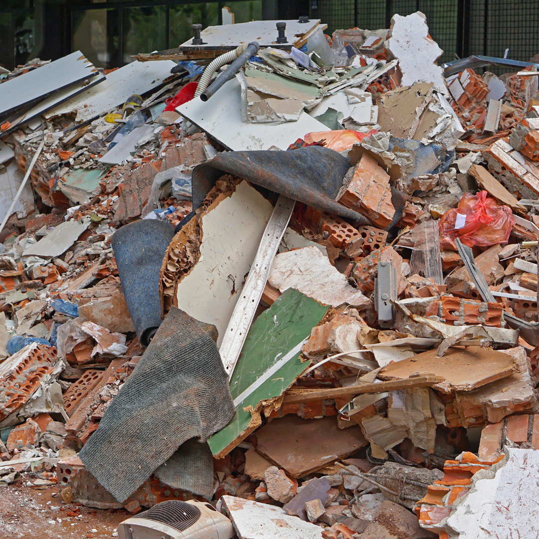 В Каменске-Шахтинском после вмешательства прокуратуры ликвидированы стихийные свалки на территории кладбища