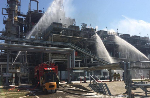 Пожар на ростовском нефтезаводе начался после падения украинского беспилотника