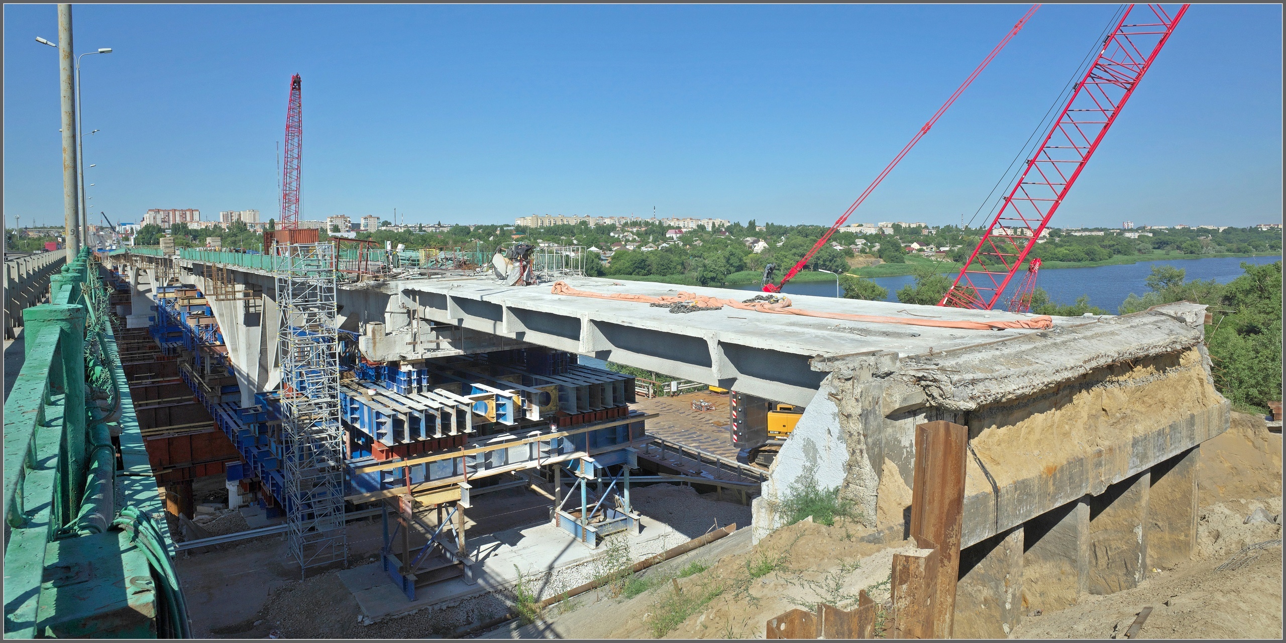 Начался демонтаж старого моста через Северский Донец