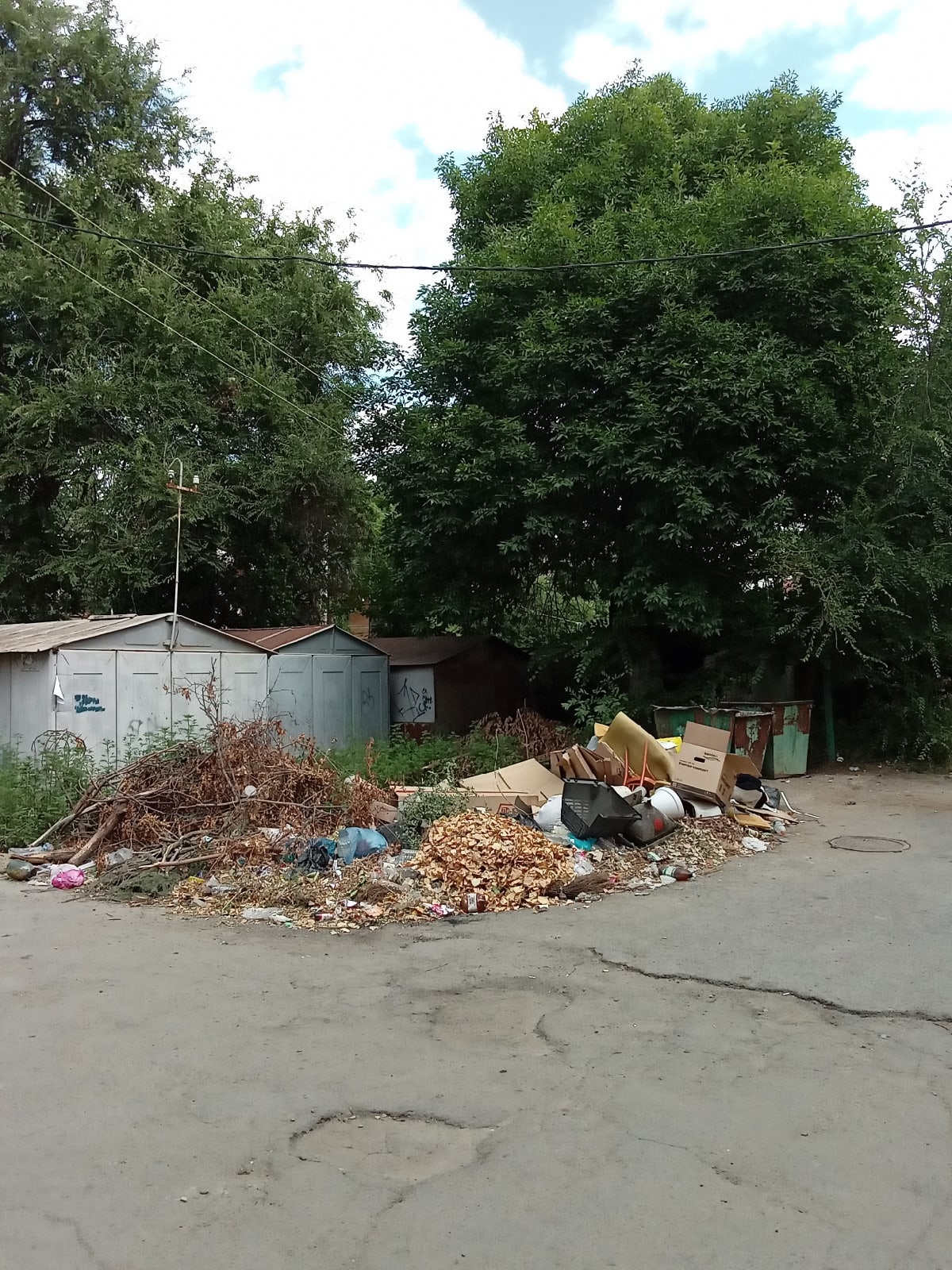 В Каменске куча мусора растёт по Крупской, 103