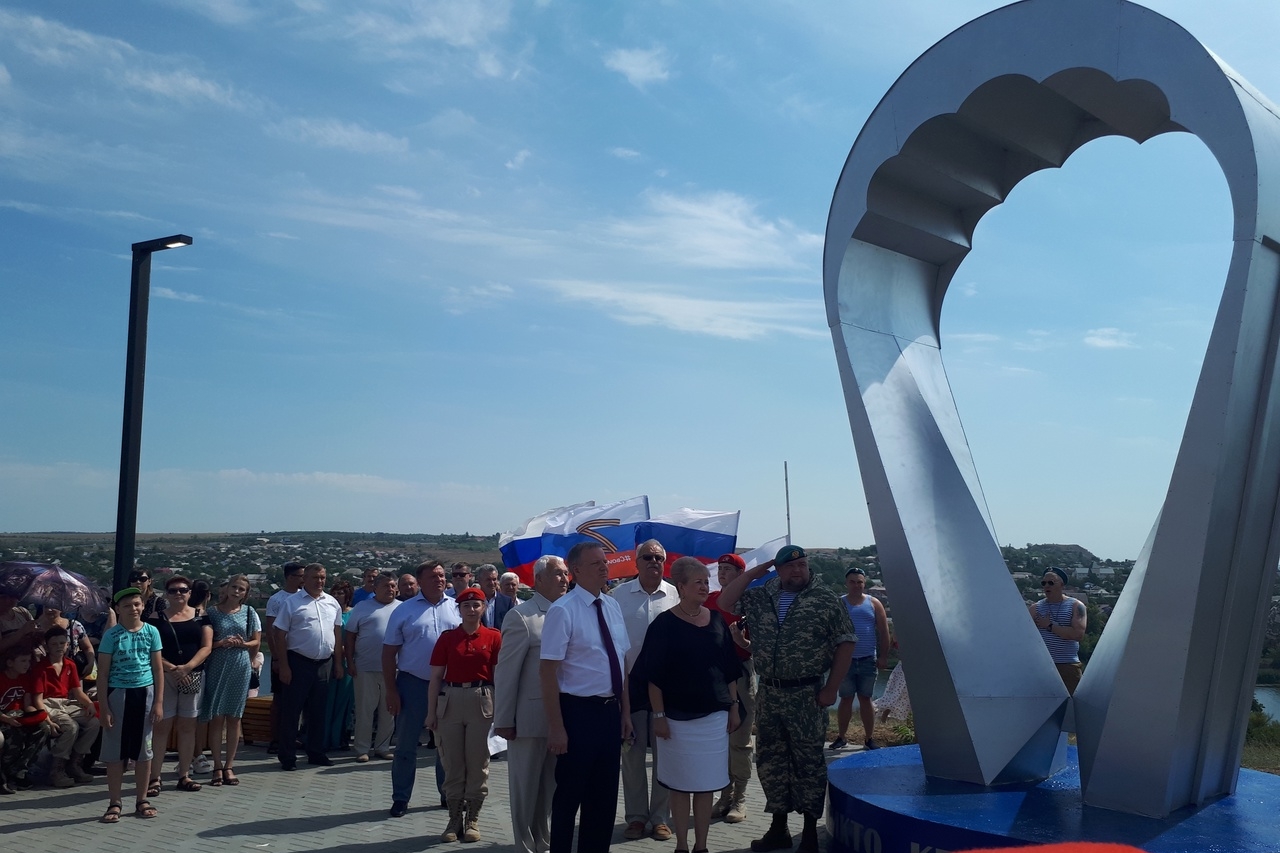 В Белой Калитве открыли памятник «крылатой пехоте»