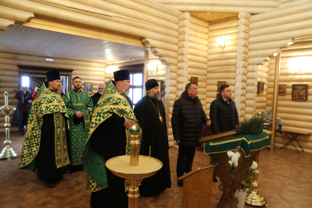 Преосвященнейший епископ Симон совершил чин освящения колоколов для храма преподобного Сергия Радонежского в хуторе Старая Станица