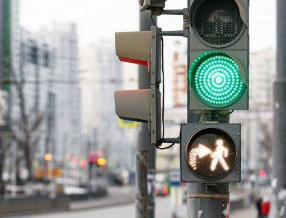 С 1 марта в стране заработает новый сигнал светофора с «белым пешеходом»