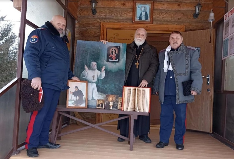 Казаки передали в дар Серафимовскому храму хутора Красновка в дар иконы и напрестольное Евангелие