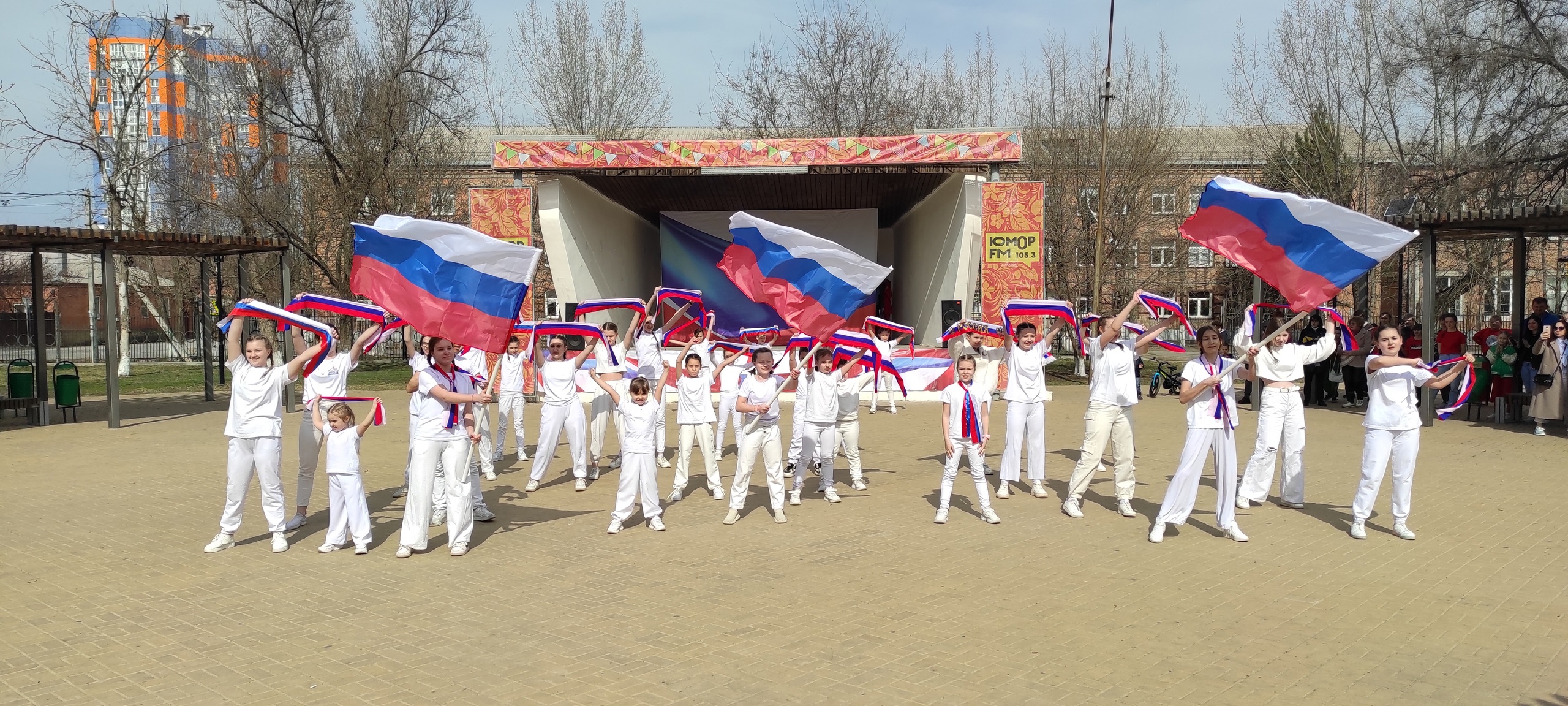 В Каменске-Шахтинском прошла акция «Крымская весна – с нами навсегда»