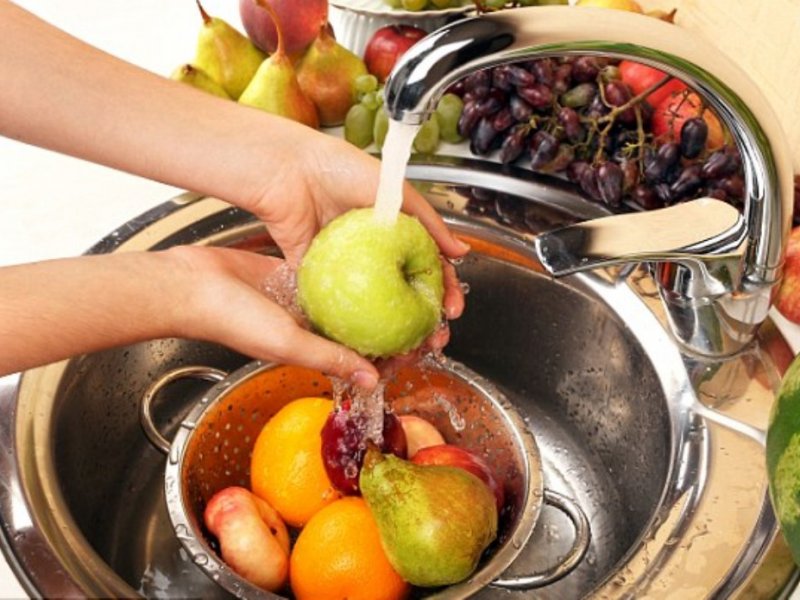 В Каменске рекомендуют мыть фрукты кипяченой водой
