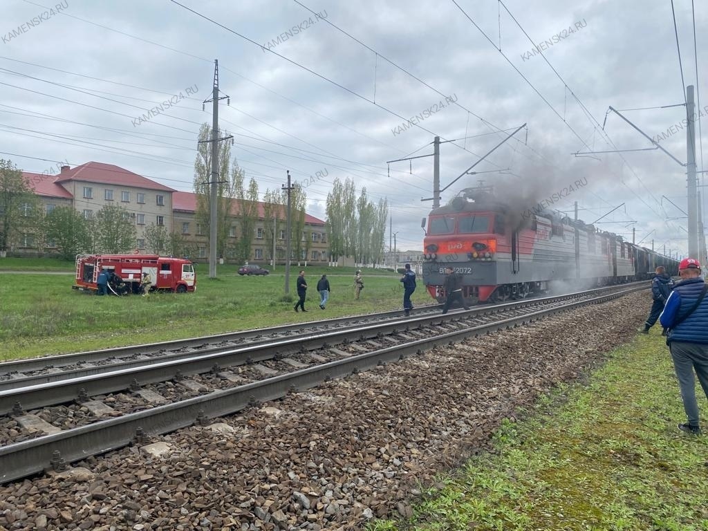 В Каменске-Шахтинском горит локомотив
