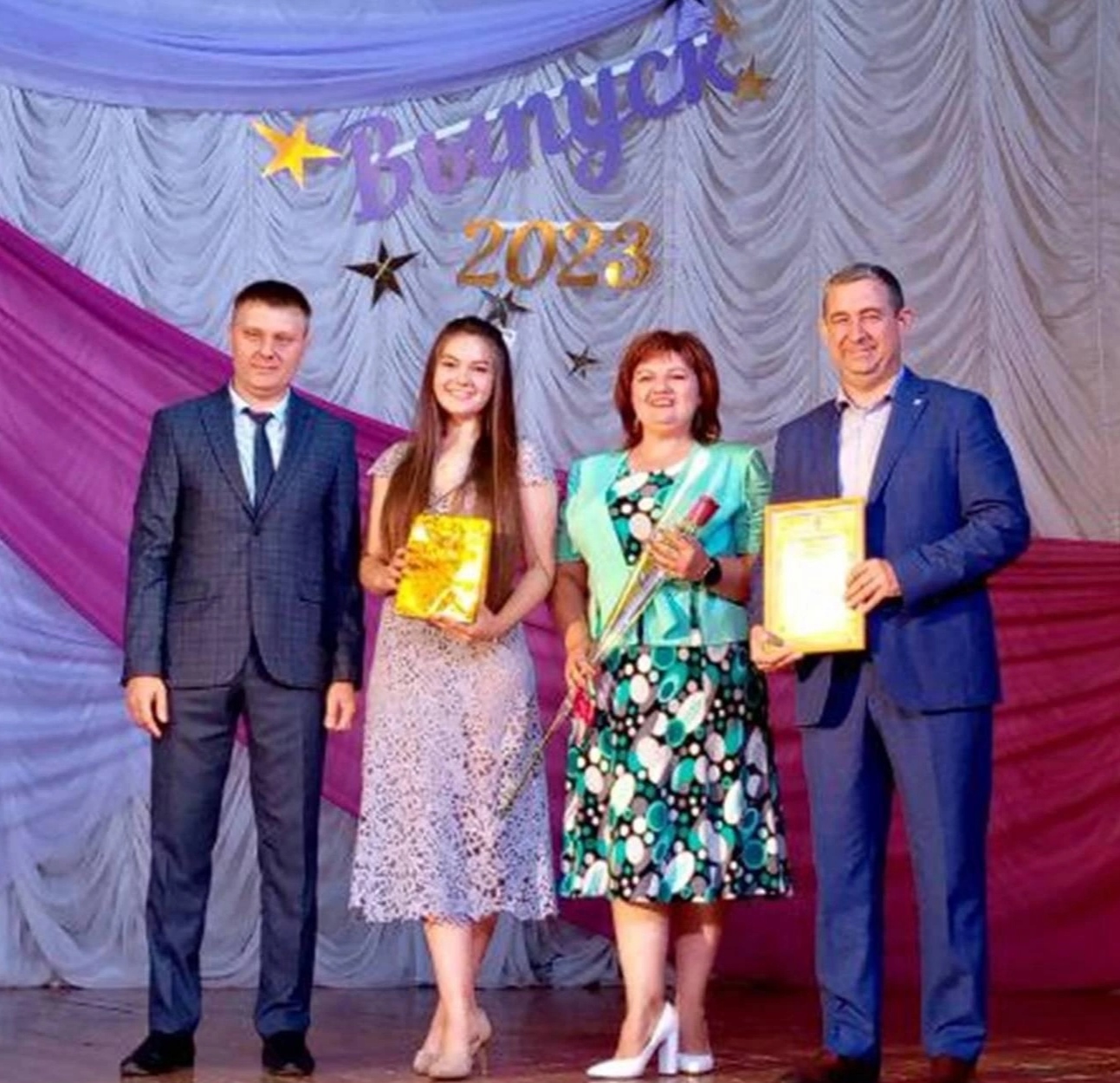 В Каменске-Шахтинском чествовали выпускников-медалистов