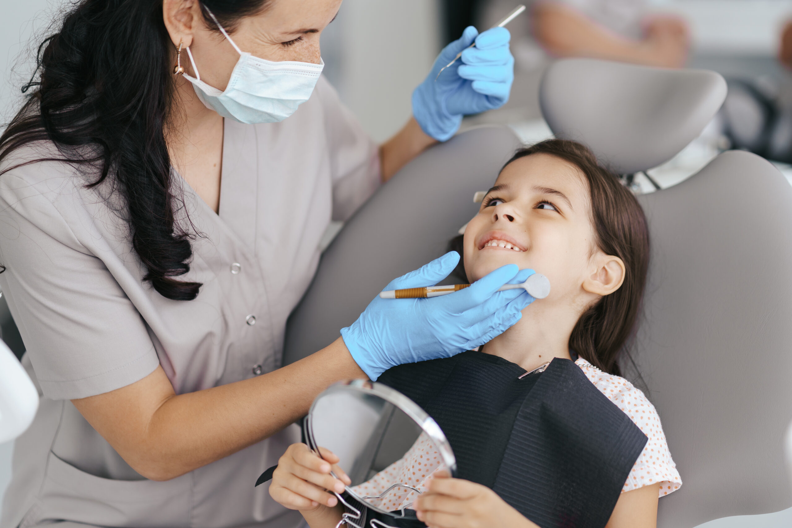 Специалисты центра «Стоматолог и Я»: можно ли отбеливать зубы детям?