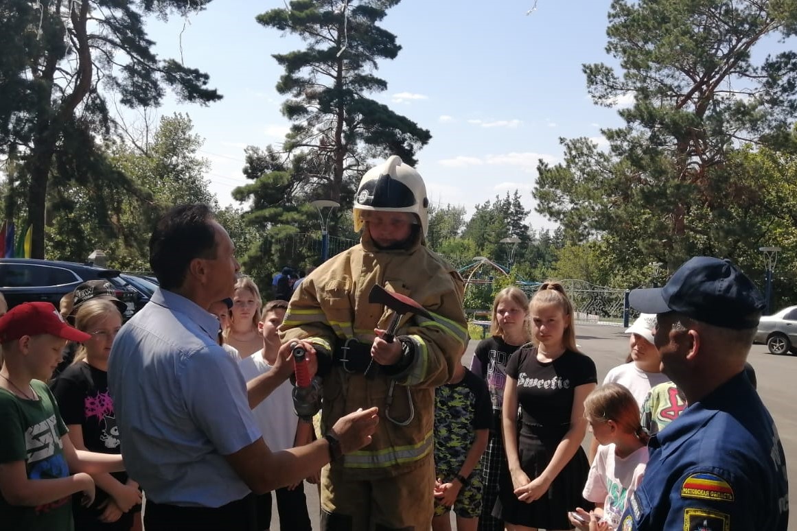 В детских оздоровительных лагерях Дона пожарные проводят уроки безопасности