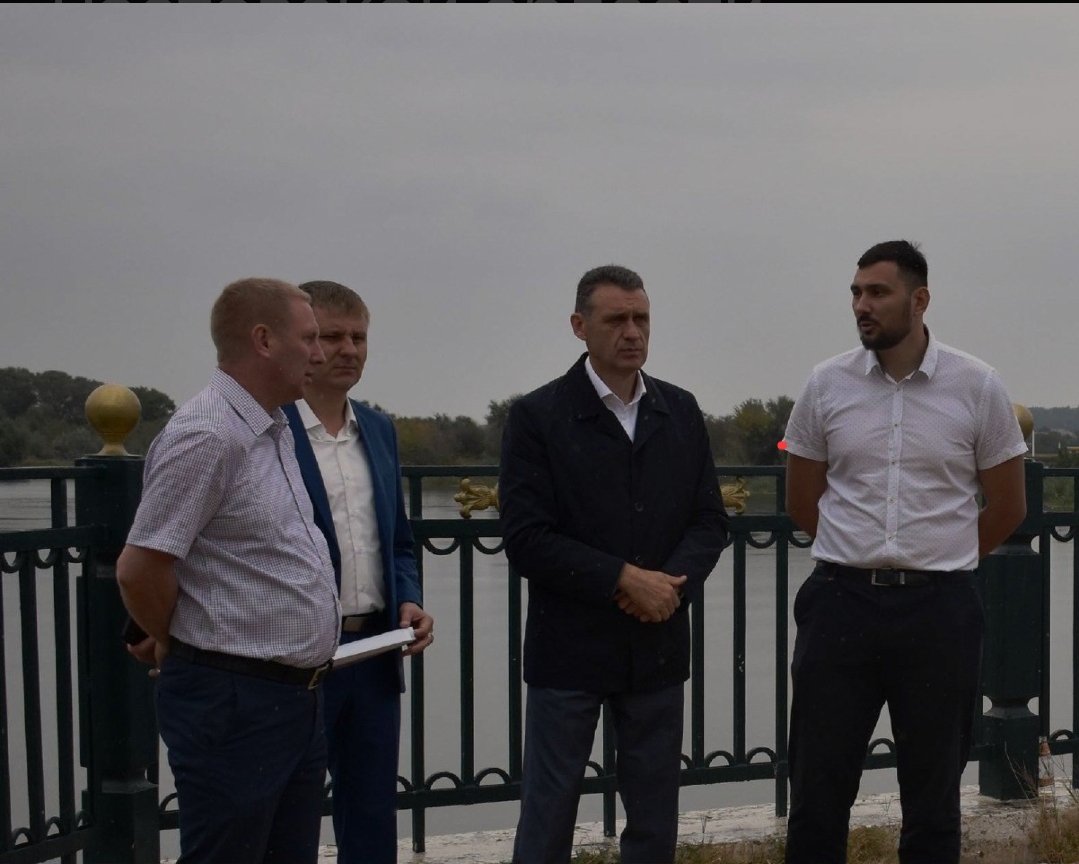 Группа губернаторского контроля проверила ход работ на городской набережной
