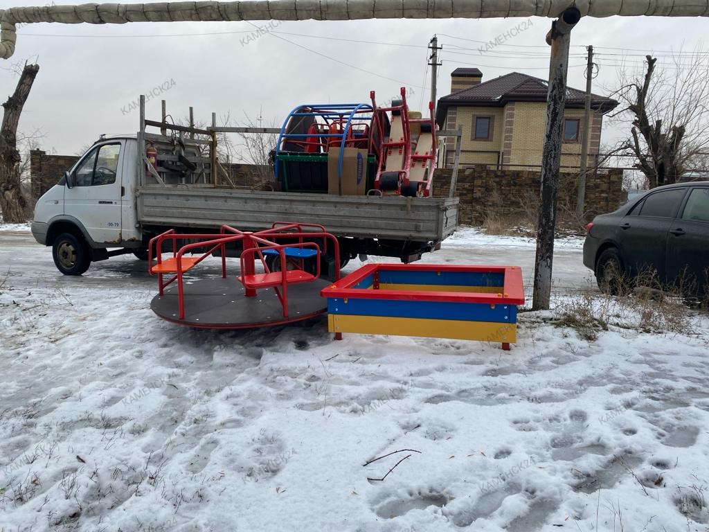 В Каменске по улице Алтайской строится долгожданная детская площадка