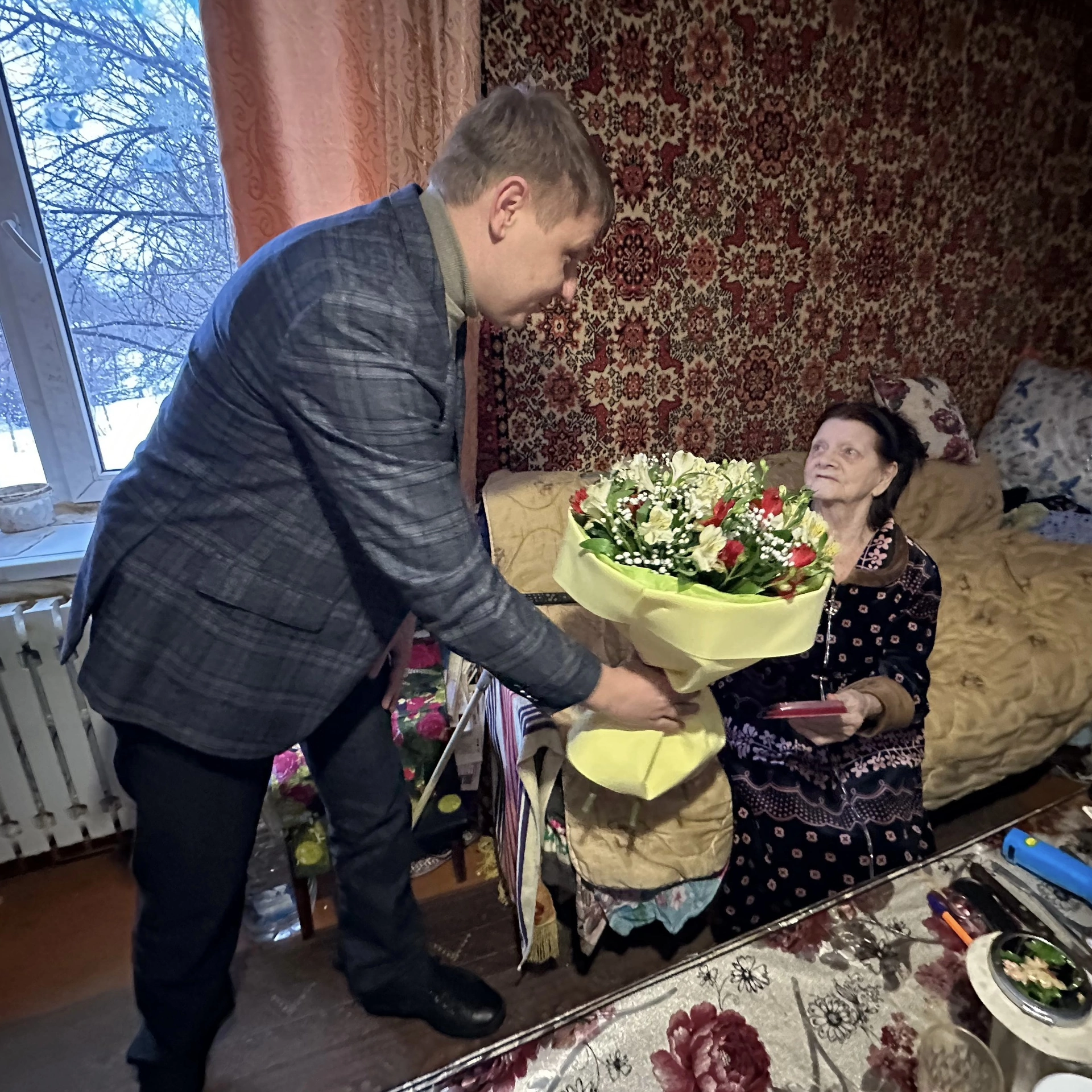 Жительнице блокадного Ленинграда Галине Васильевне Махинько вручили почетный знак
