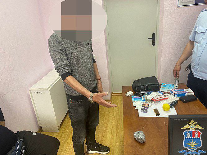В Каменске-Шахтинском задержали мужчину крупной партией наркотических средств