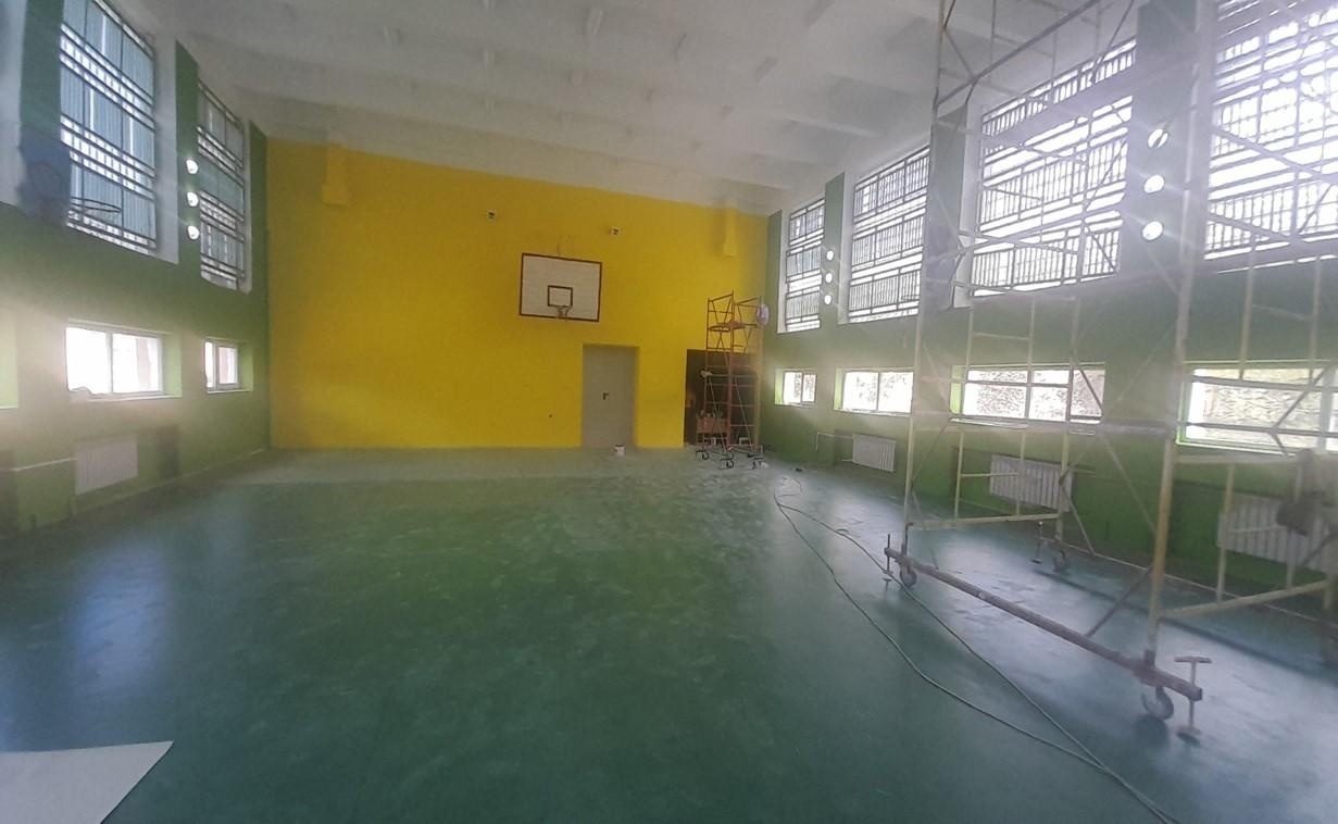 Продолжается капитальный ремонт спортзала школы №2