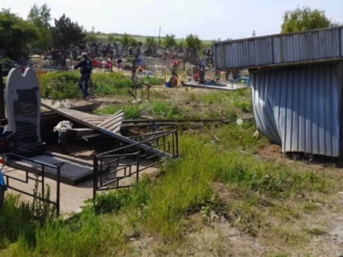 В Каменске-Шахтинском на городском кладбище неизвестные вандалы разгромили могилы