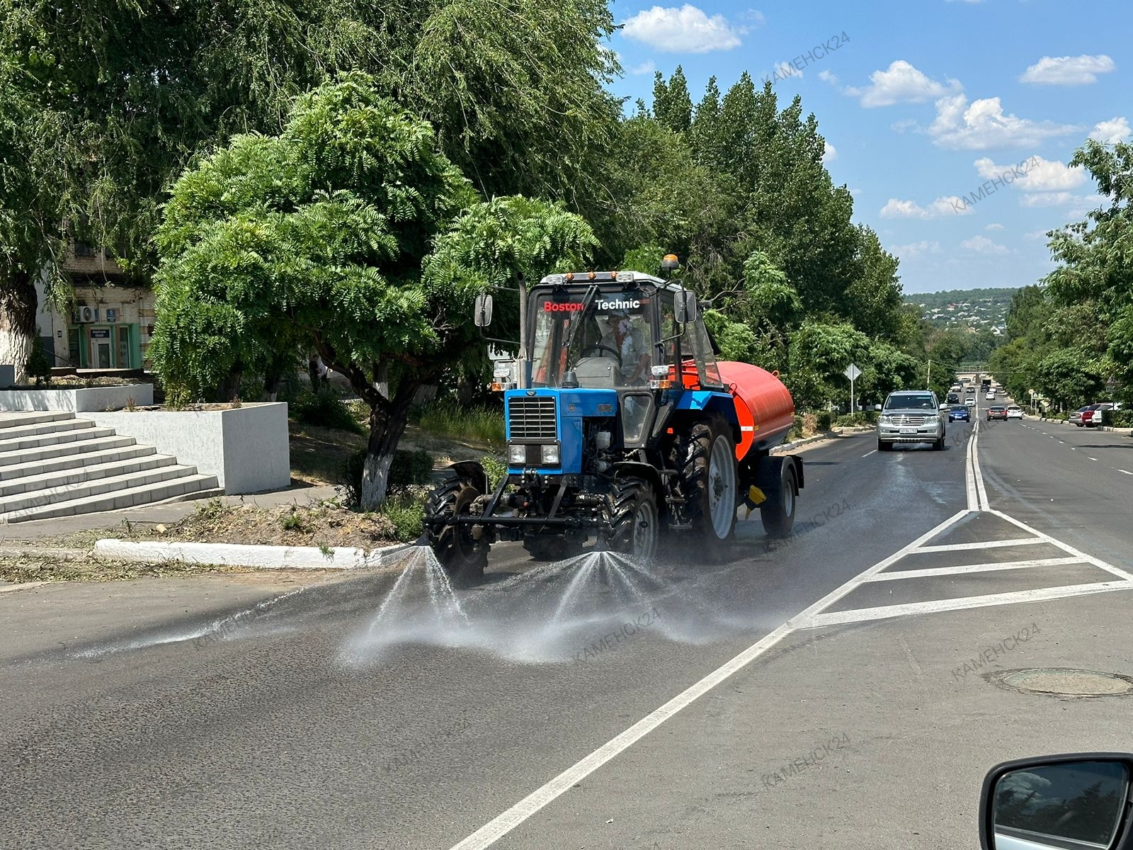 В Каменске синий трактор поливает улицы!