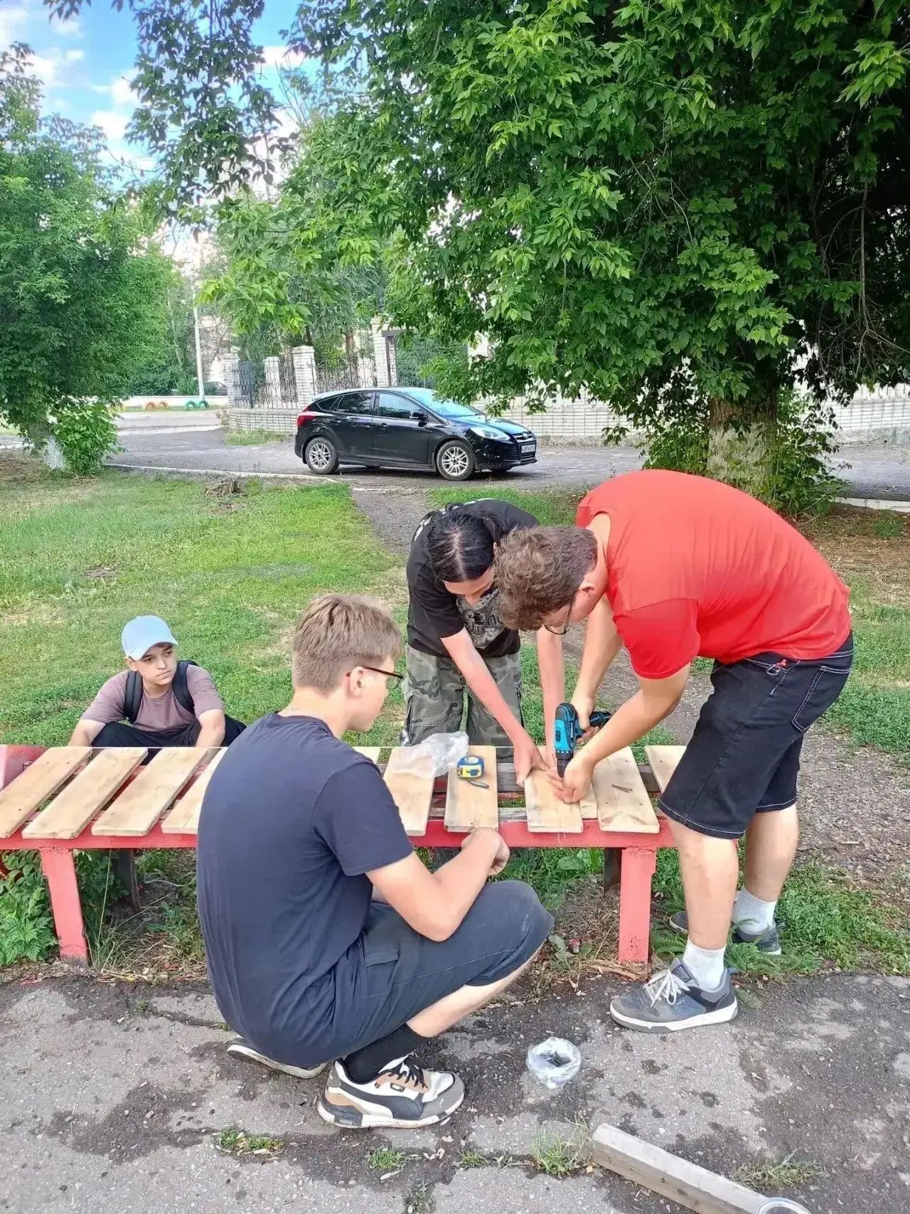В парке микрорайона Лиховского привели в порядок лавочки — их отремонтировали и покрасили