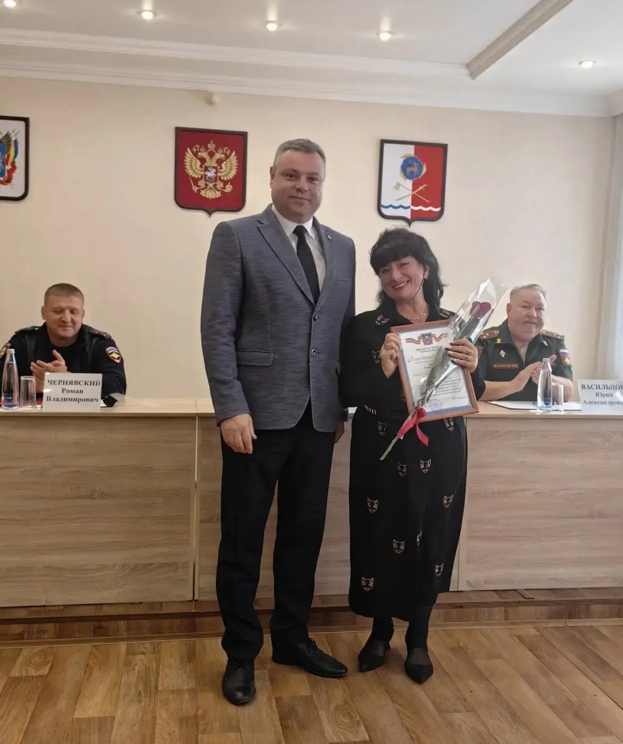 Глава города наградил педагогов и работников сферы образования.